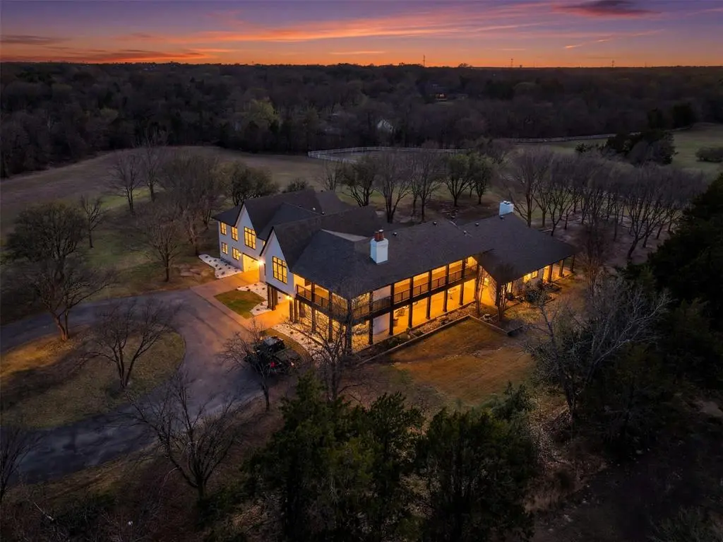 1000 W Wintergreen Road, Desoto, TX 75115