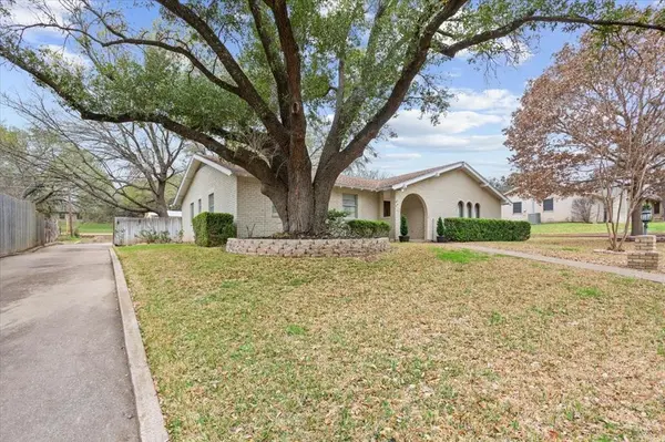 120 Wooded Crest Drive, Woodway, TX 76712