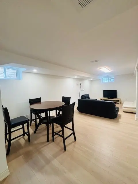 1 Ottawa CT, Aurora, ON L4G 2Y6