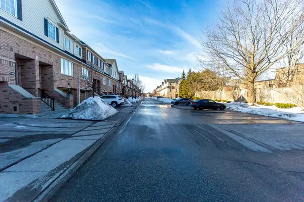 28 Oakins LN, Ajax, ON L1T 0H2