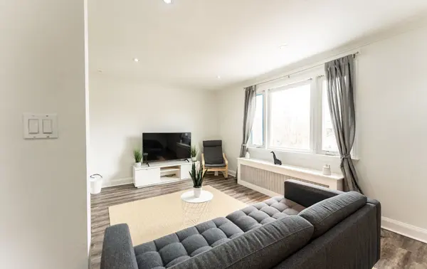 39 Twenty Fifth ST #Upper, Toronto W06, ON M8V 3P8