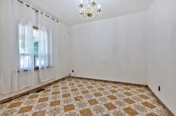 1195 Dovercourt RD, Toronto W02, ON M6H 2Y1