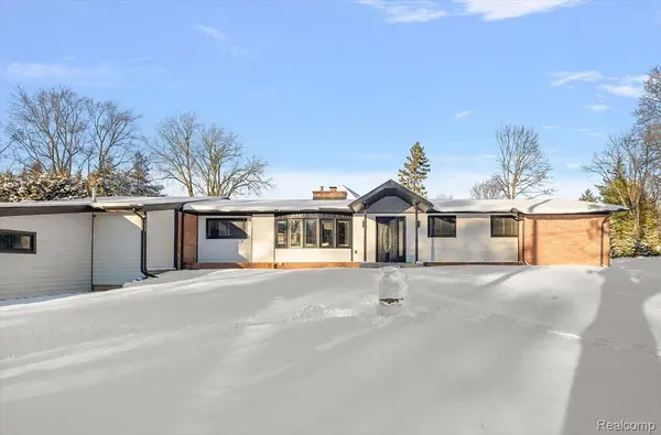 3267 Greentree RD, Bloomfield Charter Township, MI 48304