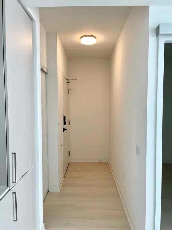 3900 Confederation Pkwy W #2106, Mississauga, ON L5B 0M3