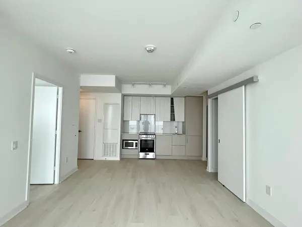 3900 Confederation Pkwy W #2106, Mississauga, ON L5B 0M3