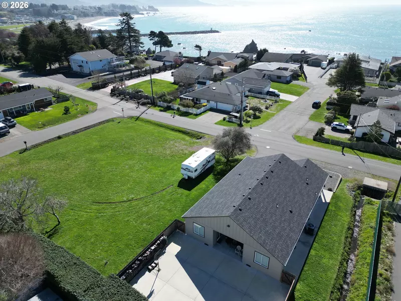 418 MEMORY LN, Brookings, OR 97415