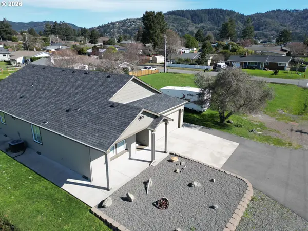 Brookings, OR 97415,418 MEMORY LN