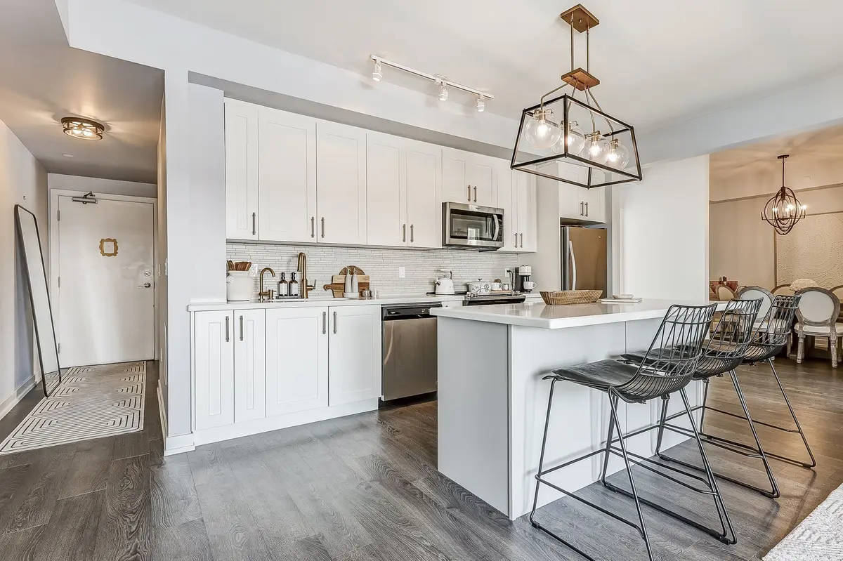 555 William Graham DR #244, Aurora, ON L4G 7C4