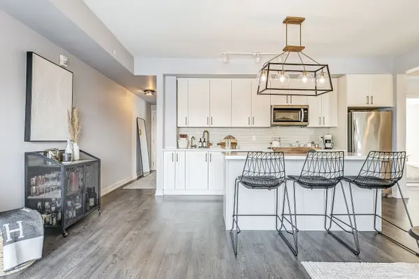 555 William Graham DR #244, Aurora, ON L4G 7C4