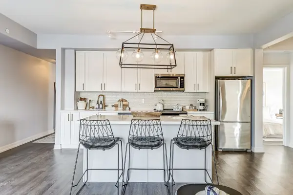 555 William Graham DR #244, Aurora, ON L4G 7C4