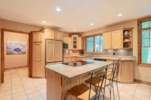 10221 Shoreline DR, Lambton Shores, ON N0M 1T0