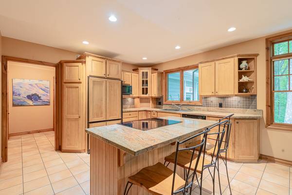 10221 Shoreline DR, Lambton Shores, ON N0M 1T0