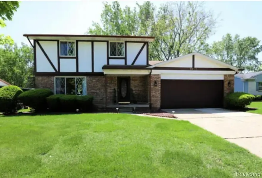 1014 Birchwood DR, Flushing, MI 48433