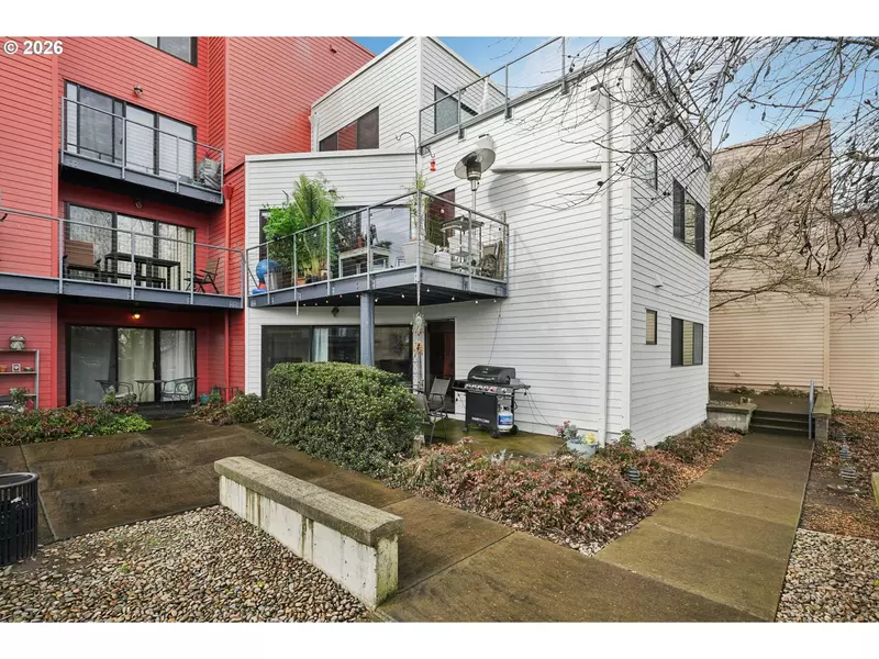 720 NW NAITO PKWY #D24, Portland, OR 97209