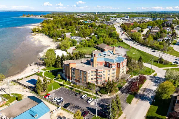 16 Raglan ST #404, Collingwood, ON L9Y 4Y2