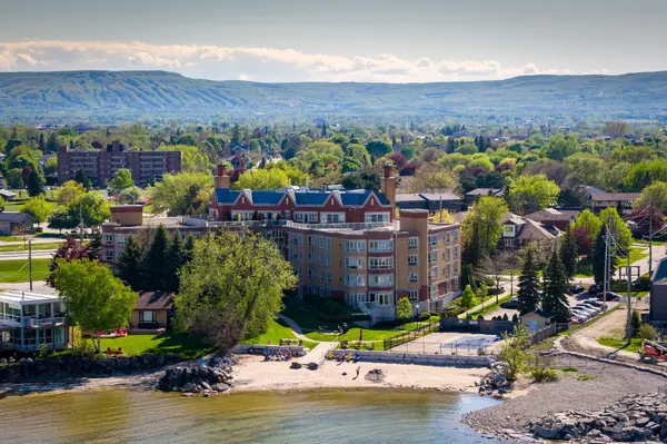 16 Raglan ST #404, Collingwood, ON L9Y 4Y2