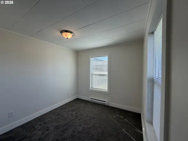 1386 AIRWAY AVE, Sutherlin, OR 97479