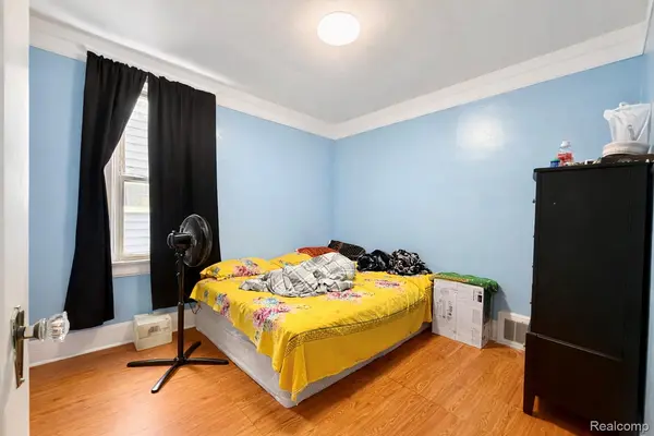 1928 Yemans ST, Hamtramck, MI 48212