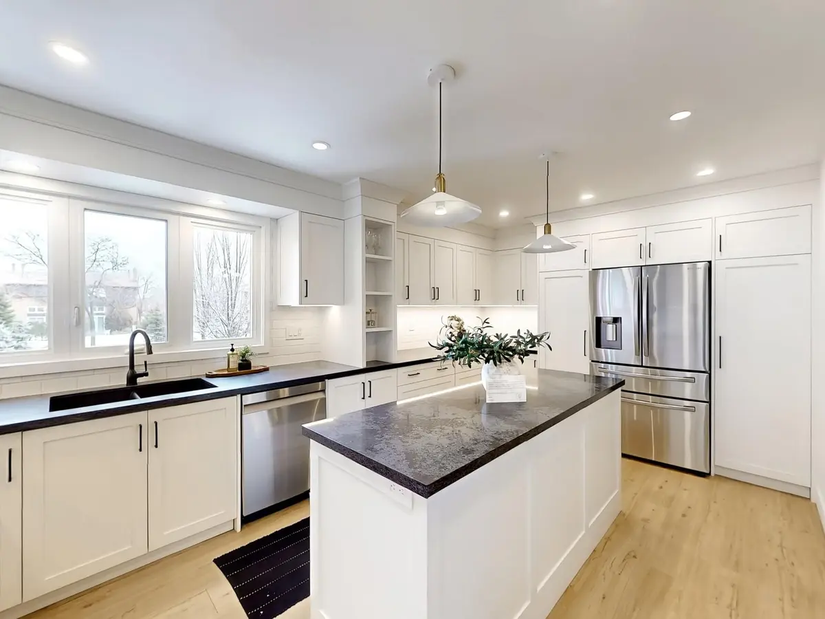 1755 Rathburn RD E #7, Mississauga, ON L4W 2M8