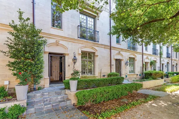 2222 Worthington Street, Dallas, TX 75204