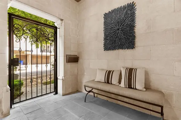 2222 Worthington Street, Dallas, TX 75204