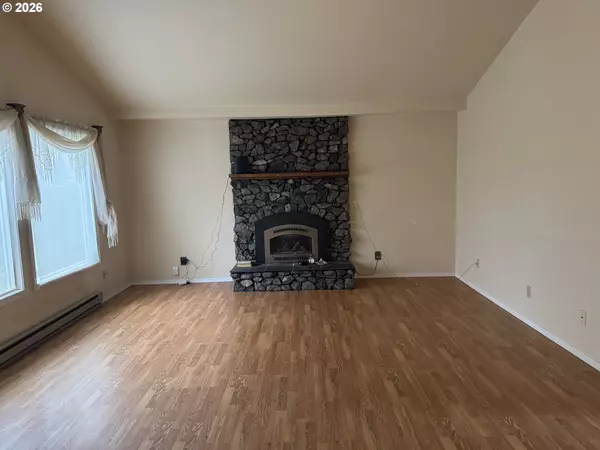 Bandon, OR 97411,870 SW 12TH ST