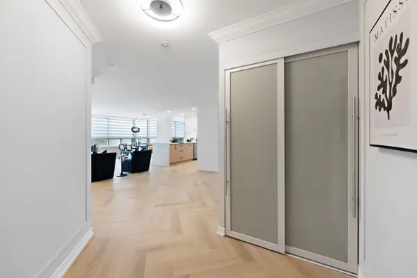 7 townsgate DR #304, Vaughan, ON L4J 7Z9