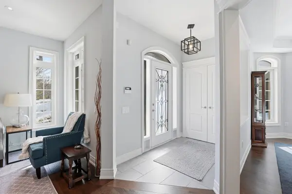 16 Bonnell CRES #107, Aurora, ON L4G 7S8