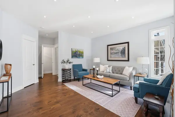 16 Bonnell CRES #107, Aurora, ON L4G 7S8