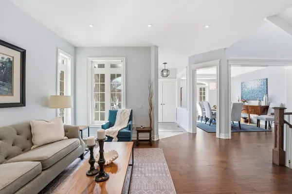 16 Bonnell CRES #107, Aurora, ON L4G 7S8