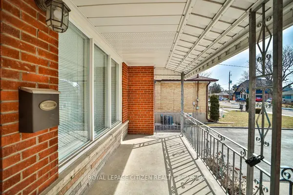 34 Belleglade Lower CT, Toronto W05, ON M9M 2W4