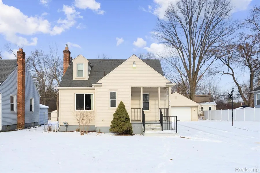 19490 Goldwin ST, Southfield, MI 48075