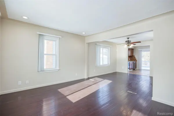 19490 Goldwin ST, Southfield, MI 48075