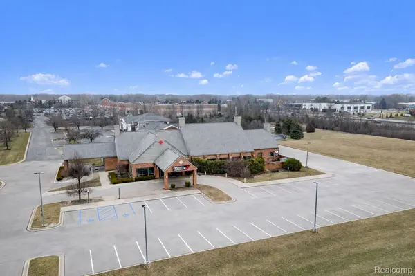 15555 Silver Pkwy, Fenton, MI 48430