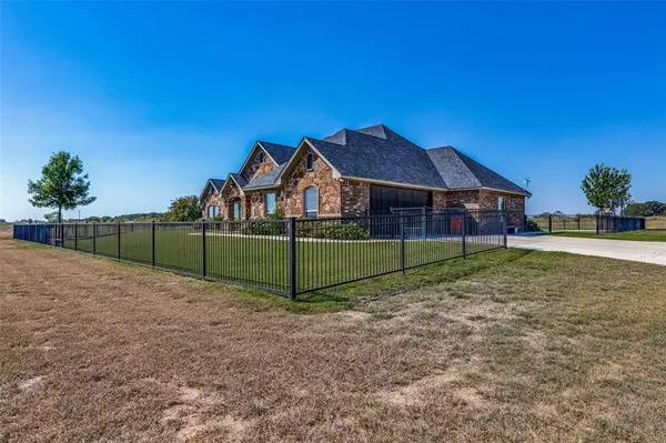 1150 Lone Star Road, Bowie, TX 76230