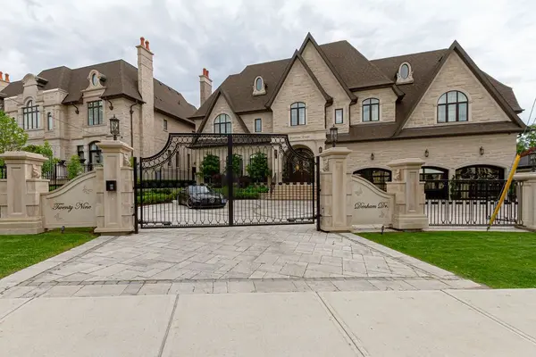 29 Denham DR, Richmond Hill, ON L4C 6H6