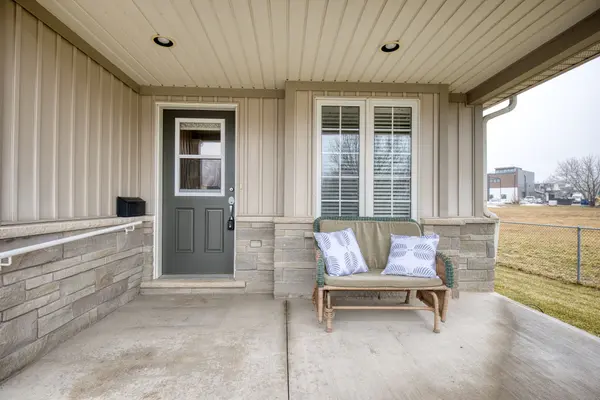 1 Sunnydale CT, West Lincoln, ON L0R 2A0