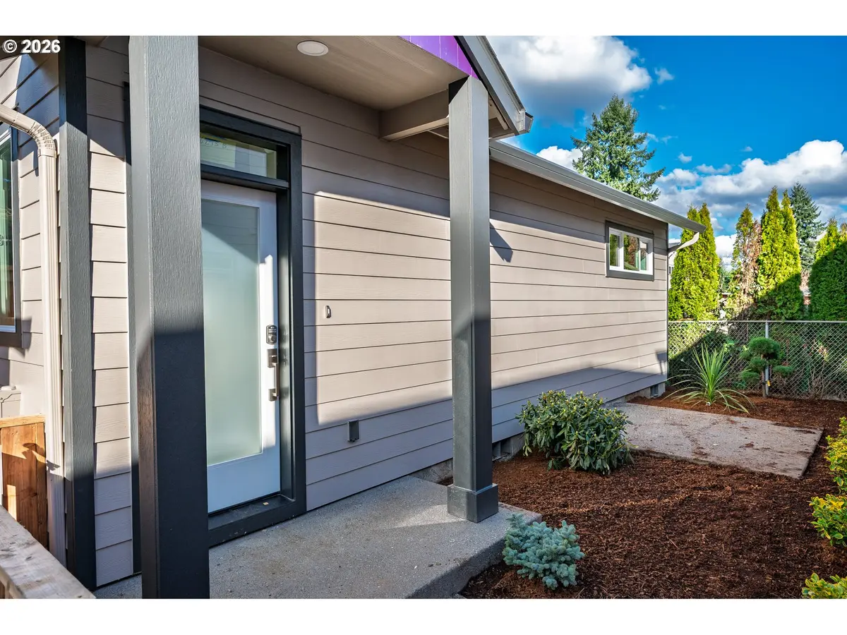 6235 SE Knapp St #B, Portland, OR 97206