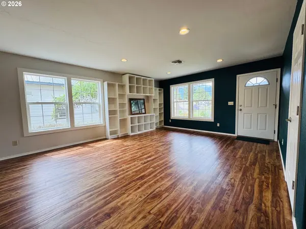 104 N COLLEGE ST, Joseph, OR 97846