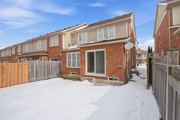 16 Kidd CIR, Aurora, ON L4G 0H1