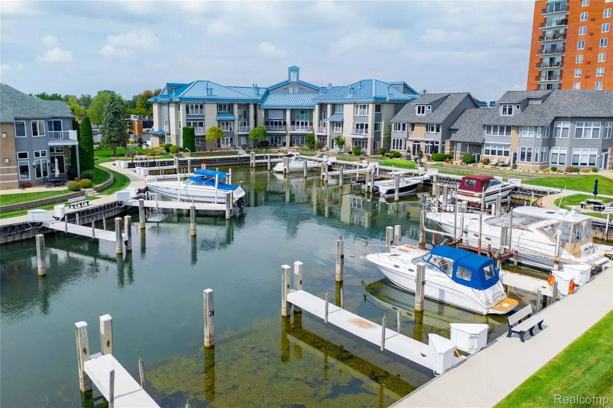 24 Kreger DR, Wyandotte, MI 48192