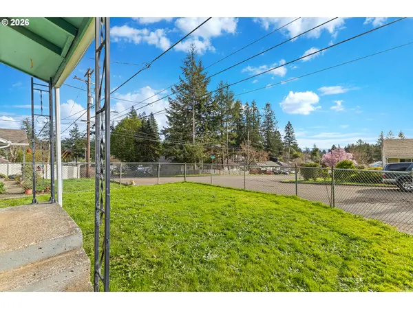 900 W 17TH ST, Coquille, OR 97423