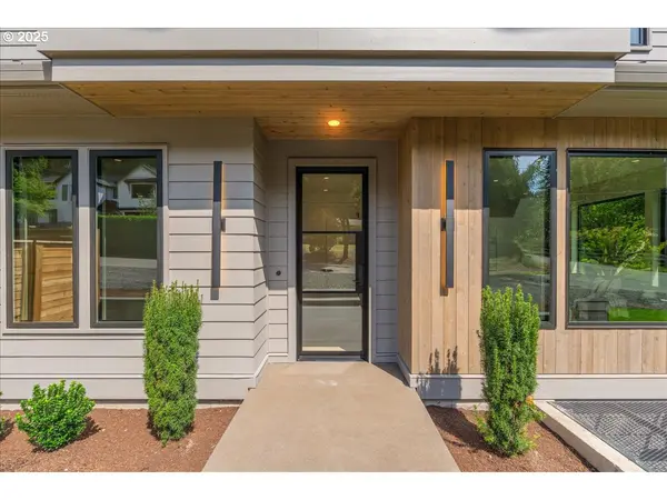 Lake Oswego, OR 97034,990 LUND ST