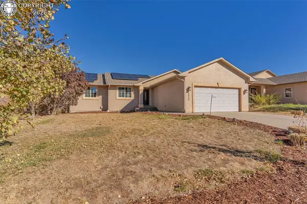 2327 Crestwood LN, Pueblo, CO 81008