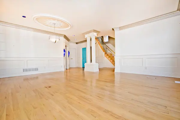 573 Old Orchard GRV, Toronto C04, ON M5M 2H2