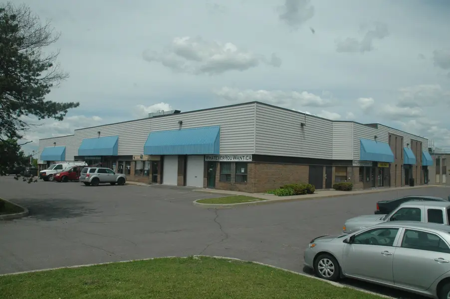 65 Bentley AVE #4 & 5, Country Place - Pineglen - Crestview And Area, ON K2E 8B4