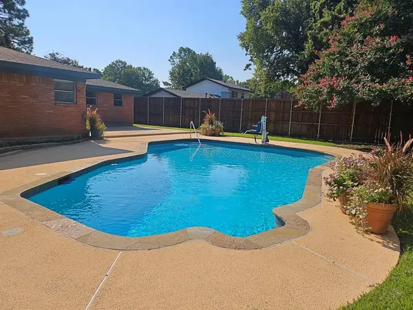 933 Wade Drive,  Bedford,  TX 76022