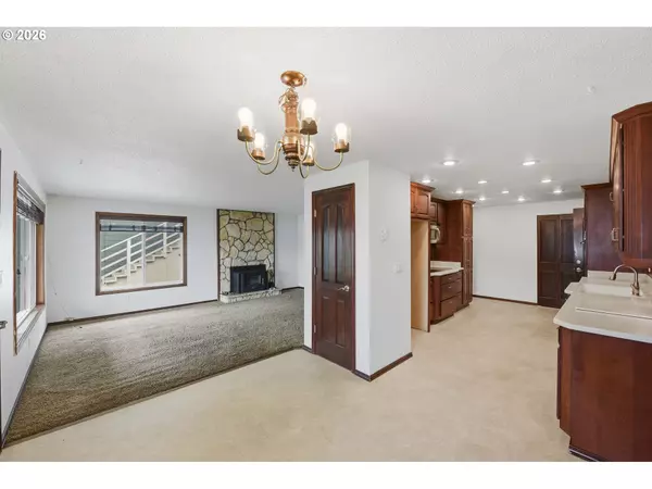 North Bend, OR 97459,955 STATE ST