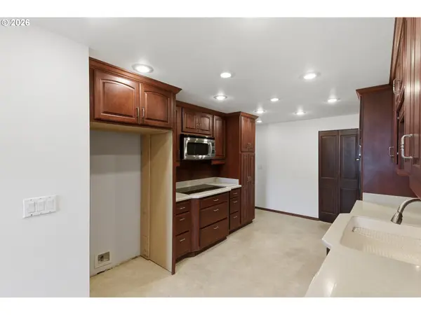 955 STATE ST, North Bend, OR 97459