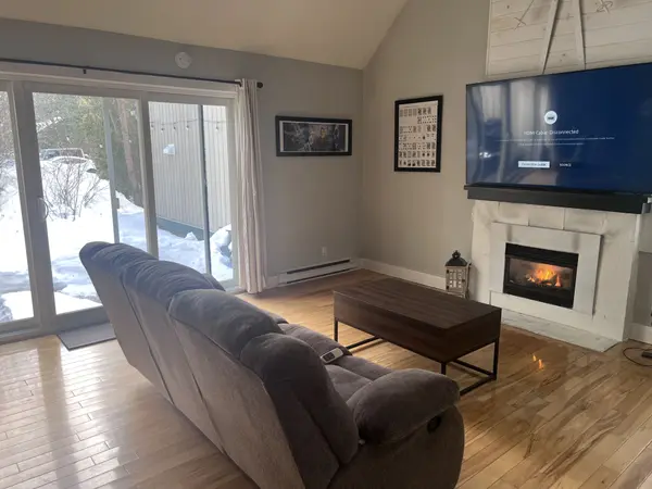 5 Dawson DR #322, Collingwood, ON L9Y 5B4